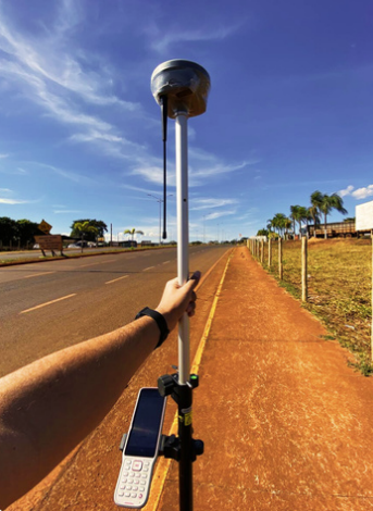 Trabalho de georreferenciamento em campo rural